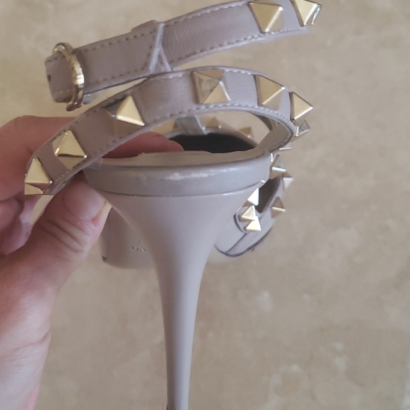 Nude VALENTINO rockstud heels - Picture 6 of 9